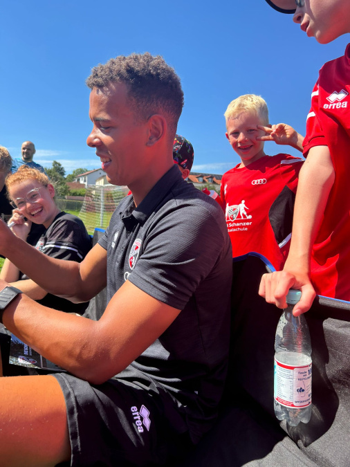 Marcel Costly beuscht die jungen Spieler